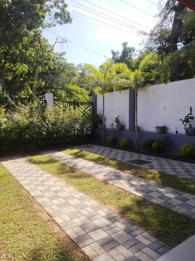 Sara Place Тангалла Экстерьер фото
